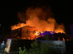 На западе Тамбова ночью сгорел частный дом с гаражами и постройками