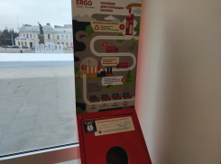 В здании областной администрации установили контейнер для сбора батареек