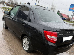 Яма в луже на Никифоровской съела сразу два колеса 