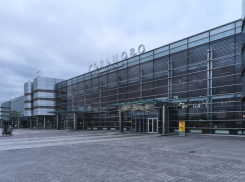 Тамбовчанина заковали в наручники а аэропорту Екатеринбурга за ложное сообщение о теракте 