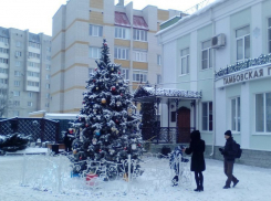 Сказочные фигуры расположились у дверей Тамбовской городской Думы