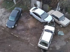 Три припаркованные машины пострадали от 18-летнего пьяного угонщика