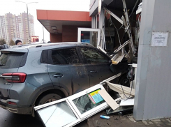 На севере Тамбова водитель «Черри» сбил девушку на остановке