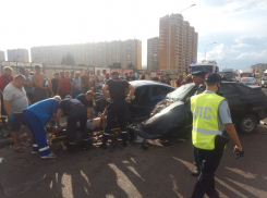 В ДТП на севере Тамбова вспыхнул автомобиль, двое человек оказались заблокированы