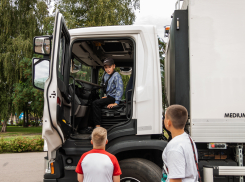 «Тамбовская сетевая компания» на фестивале «Дети – наше будущее!»(0+) в Котовске показала шоу с «поеданием» мебели