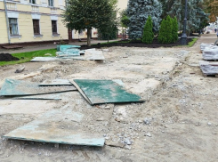 На улице Октябрьской в Тамбове начали разбирать два фонтана