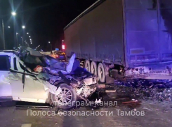 Под Тамбовом «Тойота» врезалась в припаркованный грузовик, погибла женщина