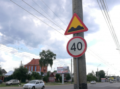 Здесь подпрыгивают даже автобусы: асфальтовая «ступенька» на Астраханке «напрягает» автомобилистов 