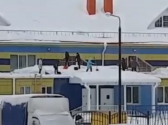 В Тамбове воспитатели и няни детского сада без страховки убирали снег с крыши