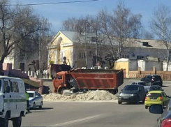 КамАЗ смял легковушку и засыпал песком 