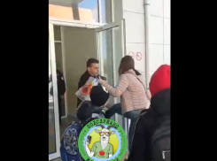 У дверей мичуринской школы охранник подрался с женщиной