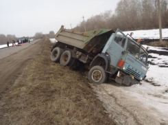 Водитель «КаМАЗа» погиб под колесами своего автомобиля