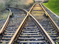 Жители Тамбова вынуждены лезть под поезд, чтобы попасть на остановку