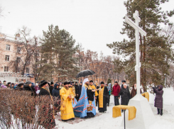 На Первомайской площади освятили поклонный крест и планируют восстановить Варваринскую церковь 