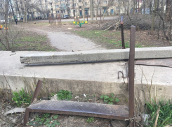 Двор дома на Липецком шоссе в Мичуринске превратился в свалку 