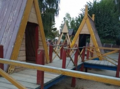 Чей? А ничей. На Набережной разваливается детский городок, а кому он принадлежит неизвестно