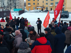 «Отдайте нам власть и постройте завод». В Кирсанове прошло «красное» собрание