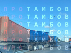 Водитель «КамАЗа» уснул за рулём и влетел в отбойник на Рассказовском шоссе: почему так много вопросов?