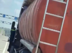 В Тамбовской области водитель автоцистерны несколько километров катал инспектора на подножке