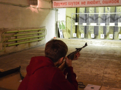 Тамбовские школьники выполняют нормативы по стрельбе 