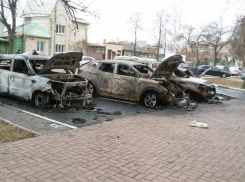 Пять автомобилей сгорели в центре Тамбова рано утром