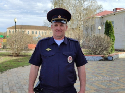 Полицейский спас инвалида из горящего дома в Пичаевском округе