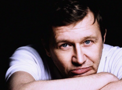 «Мне прочили будущее кого угодно, только не актера. К счастью, мои учителя ошиблись»: актер Олег Фомин отмечает День рождения