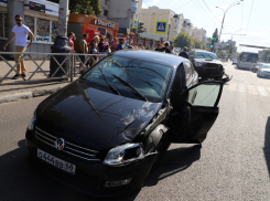 В центре города внедорожник столкнулся с легковушкой