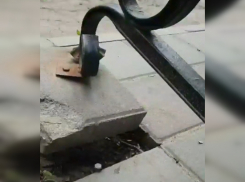 В парке на Белом баке неизвестные вырвали с «корнями» все лавочки