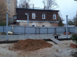 Незаконная стройка на Андреевской, 33 вновь приостановлена