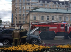 На главной улице города Тамбова сгорел внедорожник