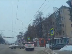 Водитель, сбивший девочку на тротуаре в центре Тамбова, ехал на красный свет 