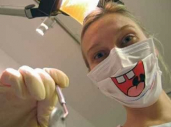 Студенты-стоматологи практикуются в работе с бормашиной во 2-й «зубной» 