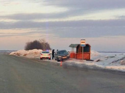 В Тамбовском районе неизвестный водитель врезался в остановку, бросил пассажира и сбежал 