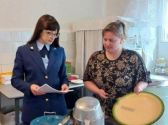 В детском саду Умётского района в холодильнике хранили просроченные сосиски и молоко