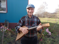 92-летний пенсионер из Гавриловки получил балалайку от Якубовича