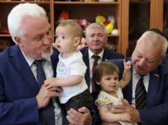 Депутаты областной думы в День защиты детей посетили Дом ребенка 