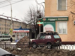 Туристы атакуют. Тамбовчане высказали предположение, зачем на Комсомольской площади в дождь установили туристическую палатку 