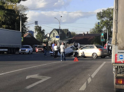 В ДТП у Лермонтовского моста перевернулось такси, пострадала беременная