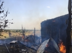 Тушить горящий дом пожарным помогали всем Татаново 