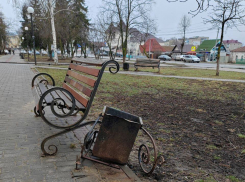В центре Рассказова неизвестные выдрали несколько урн и скамейку