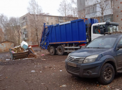 В Тамбове автомобилисты по-прежнему мешают вывозу мусора 