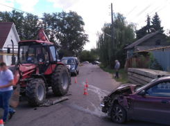 Chevrolet Lanos не смог победить экскаватор на улице Мичуринска: двое в больнице