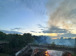 В Уварове под старым мостом загорелся мусор, скопившийся после паводка