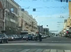 Двое тамбовчан помогли перейти автодорогу пожилому человеку