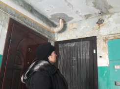 Жители дома по улице Елецкой, 12 борются с «водной стихией» 