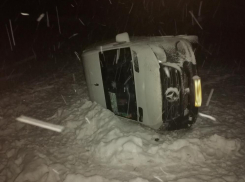 В регионе на междугородной трассе перевернулся микроавтобус с пассажирами