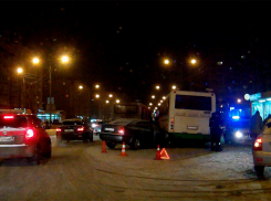 На Чичерина автобус оказался на пути Skoda Octavia 