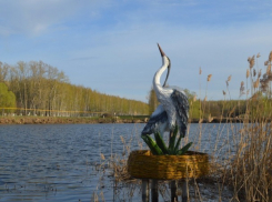 В селе Дубовое Петровского района в пруду поставили скульптуры работы местной мастерицы