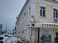 У старинного дома в центре Тамбова покосилась стена